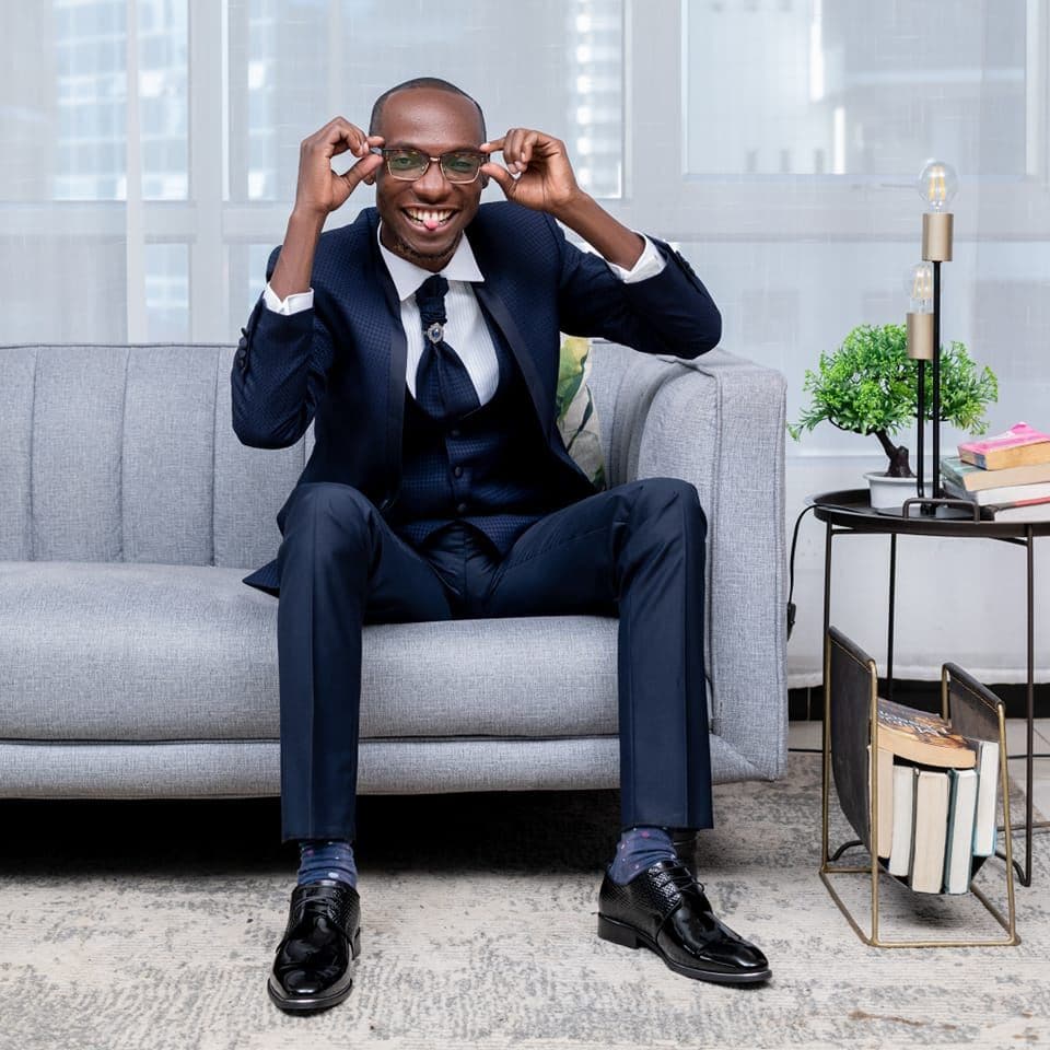 Signs of a confident man standing alone with peace and strength, symbolizing inner confidence and emotional maturity.